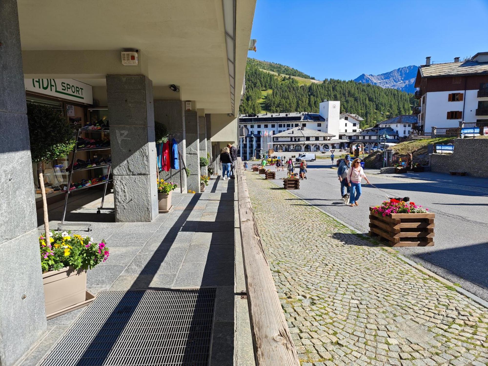 Hostdomus - City Center Apartment Sestriere Exterior photo